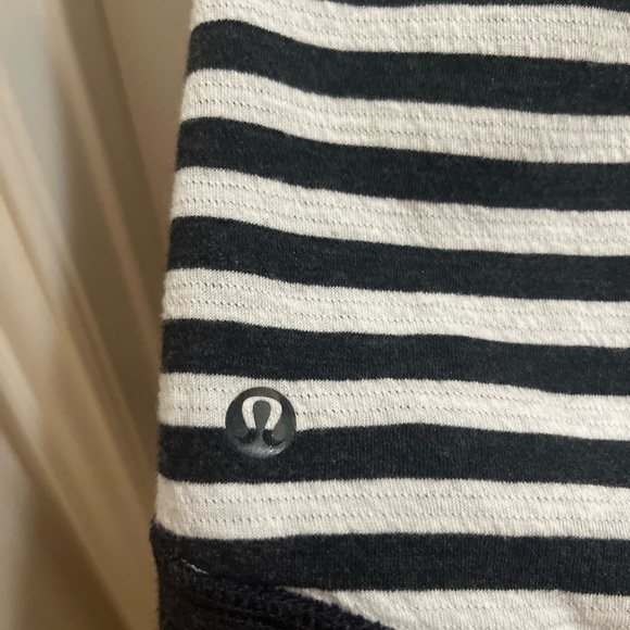 Lululemon "In A Cinch" Reversible Lightweight Cowl Neck Pullover Size 6 Gray - Picture 9 of 9